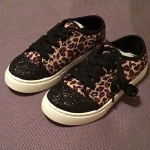 New Children size1 sneaker brown/ black print
